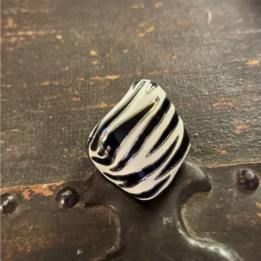 Stainless Steel Black and White Enamel Zebra Stripe Ring Size 5 NWOT - Picture 3 of 8